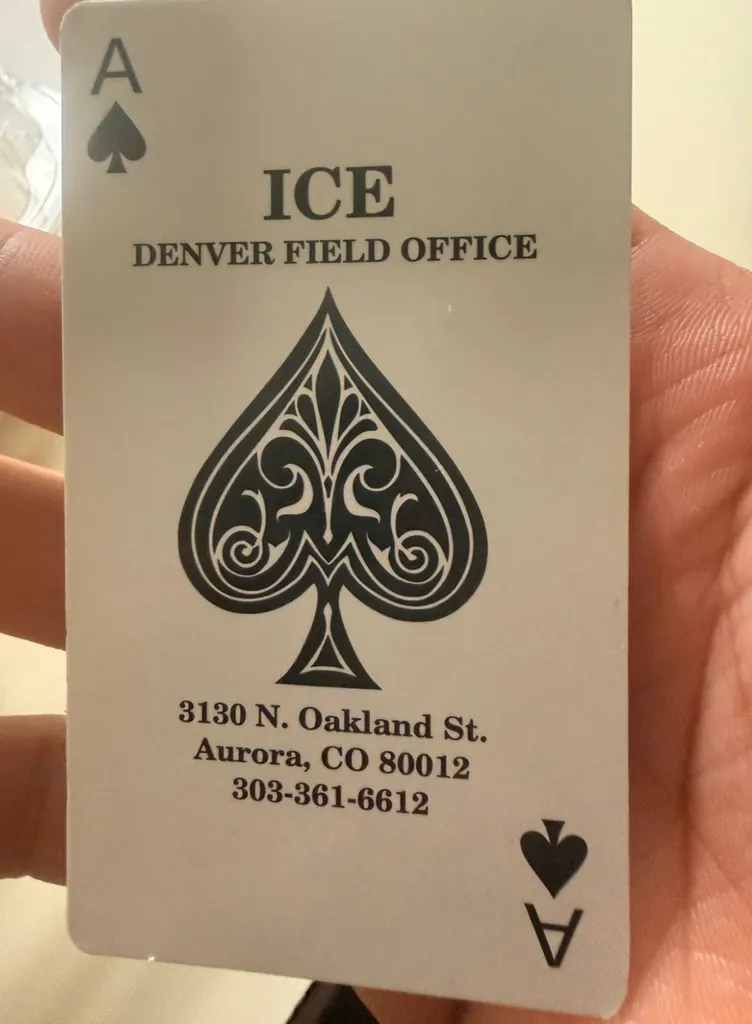 Una organización sin fines de lucro denuncia que cartas racistas del as de espadas fueron dejadas tras arrestos de ICE en el condado de Eagle